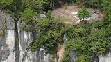 大山悬崖上竟有人家，要不是无人机拍到，根本不知道这里会有生物