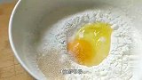 大白菜秘制新吃法，加1碗面粉，不炒不炖不开火，上桌5斤不够吃