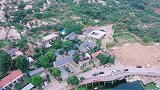 沂蒙山深处小山村，沿河边有座精品民宿，打开窗帘就能看到旖旎