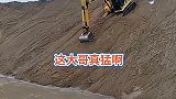 开挖掘机玩滑梯，司机的心太大了，老板心都提到嗓子眼了！