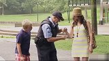 国外搞笑合集，儿童好奇手铐如何用路人示范，钥匙居然掉进水里