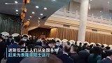 袁隆平院士追悼会现场万人送袁老最后一程，生前办公楼前堆成花海