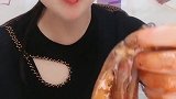 姑娘蘸酱吃八爪鱼腿，好多吸盘吃进嘴里太过瘾了，海鲜就这么吃
