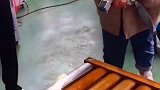 手持激光除锈机，去除生锈厚铁，一束光轻轻扫过表面就焕然一新了
