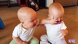 一对双胞胎宝宝的搞笑场面