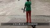 外国小伙胆子大，近身给野生鳄鱼拍照，下一秒危险发生！