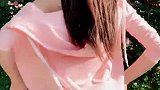 美女小姐姐穿衣有范，花园自拍也是唯美好看，值得点赞！