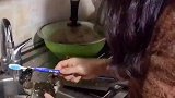 女子忽悠毛蟹夹牙刷，自己用另一只给它洗澡