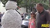 雪人恶作剧，假扮雪人故意恶搞路人，街上充满了欢乐