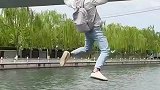 外国小伙爬北京护城河大桥，臂力惊人！他肯定经常练攀岩