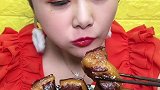 美女大口吃红烧肉，看着是真有食欲