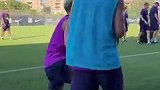亚马尔训练场戏耍队友 最后莱万“愤怒”上手了