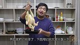 炖老母鸡汤其实很简单，汤汁微黄很鲜美，鸡肉软烂脱骨，原汁原味