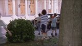 街头恶作剧，小男孩向警察丢水球，路人非常惊讶