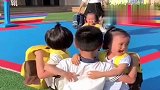 哥哥去接三胞胎妹妹放学，接下来这一幕，真是太让人羡慕了