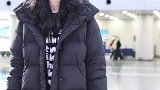 机场直拍！奚梦瑶现身不见老公何猷君装扮时髦纤细长腿抢镜