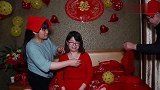 漂亮的姑娘出嫁，怀孕后穿衣服不方便，妈妈帮忙