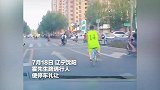 盘点街头礼让的暖心瞬间