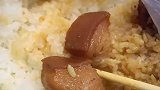 男生分享学校食堂做的红烧肉，他好像对这块肉很不满意