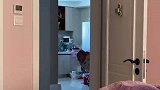 宝妈叫父女俩来房间，没想到宝爸拎着闺女淡定过来