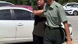 退伍军人回家后，家人相拥喜极而泣