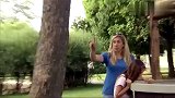 国外恶搞，许愿后投一个硬币，大量钞票即刻飞到身边