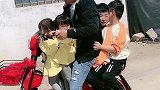 家有双龙双凤四胞胎宝宝，爸爸说这一锅米饭都不够娃娃们吃的