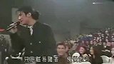 当谢霆锋下意识坐在陈冠希和张柏芝中间唱歌时，王菲不停回头