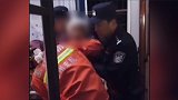 独居老人获救后要给消防写欠条：出勤要多少钱 我写个欠条给你