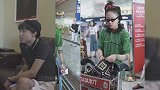 窦靖童奇葩穿搭现身机场，红绿配丑出新高度，网友：王菲要气哭！