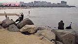 威海九龙湾公园，美女赶海趣味多，网红唱歌引围观！