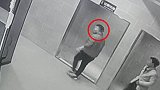 江苏南通女子在健身房女浴室洗澡 突然有陌生男子闯入