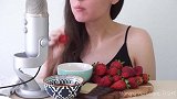 小美女吃鲜草莓配黑白巧克力酱！直击灵魂！