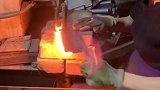 菜刀高频热处理，第一次见到这样焠火的，感觉很神奇！