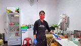 台北菜市场里的广东肠粉真不错，吃起来清爽可口，加了料汁更美味