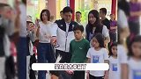 霍启刚独自带俩女儿游玩，温柔细心化身超级奶爸，大女儿瘦瘦高高有气质