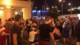 克罗地亚进决赛球迷场外庆祝 围个圈圈半蹲庆祝挺别致
