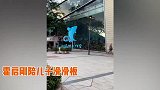 霍启刚陪儿子玩滑板，霍中曦动作熟练超炫酷继承郭晶晶运动细胞