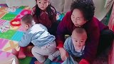 妈妈一胎和二胎都生了女儿，三胎生了三个儿子，这一下五个孩子了