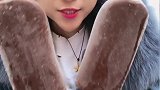 小姐姐吃雪糕，不过看她开吃的方式，瞬间感觉她不是淑女