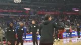 站扣！NBA第一巨人赛前训练秀骚操作 众队友乐翻了