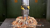 把汉堡放在液压机下，碾压后还能吃吗？结果太意外了！