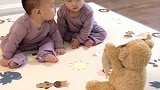 第一次看见可以和婴儿无障碍交流的玩具，这俩小朋友也太可爱了！