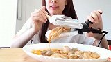 家里的锅坏了，美女这个方法煮章鱼亮了，网友真绝了