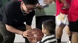 小宝宝近距离感受篮球秒变团宠，瞬间爹心泛滥了啊