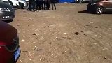 偷油贼在停车场偷油，连新能源都不放过