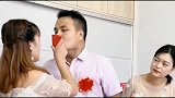 搞笑时刻：太迷恋自己的爱车也不是一件好事，容易让自己脸肿