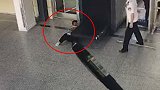 湖南一5岁男孩将木棍塞进安检仪 手臂不慎卡入履带