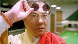 洪金宝骗大佬孙子的钱，不料这一切被大佬看见，准备要干掉他