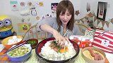 日本小姐姐直播吃鳕鱼籽+鸡蛋，满满一大碗，小编三天也吃不完！